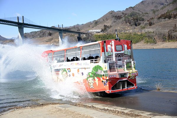 八ッ場あがつま湖に入水する水陸両用バス