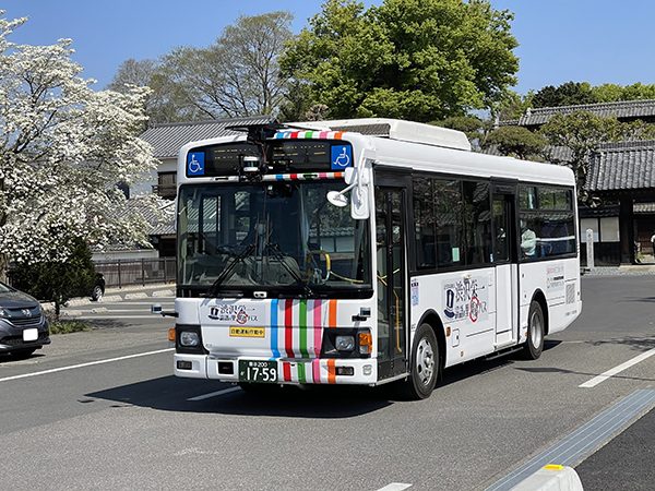 桜の下を走る自動運転バス
