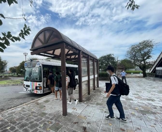 自動運転スクールバスに乗り込む学生