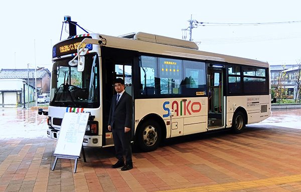 自動運転バスの前での特別授業