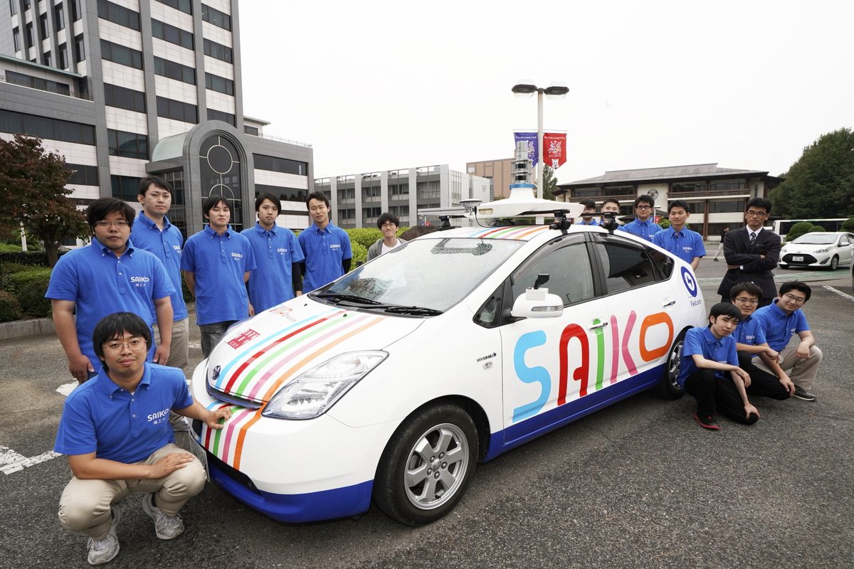 実験車を囲む研究室メンバー