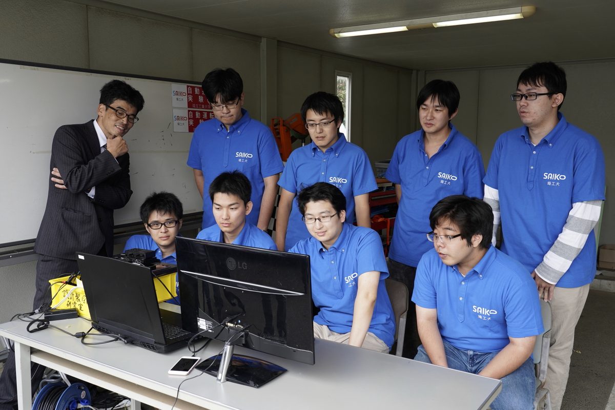 画面を囲んで走行データを見る学生たち